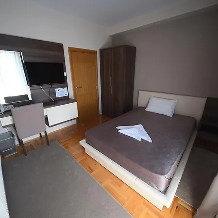 Garni Uni Elita Lux 3* Ni